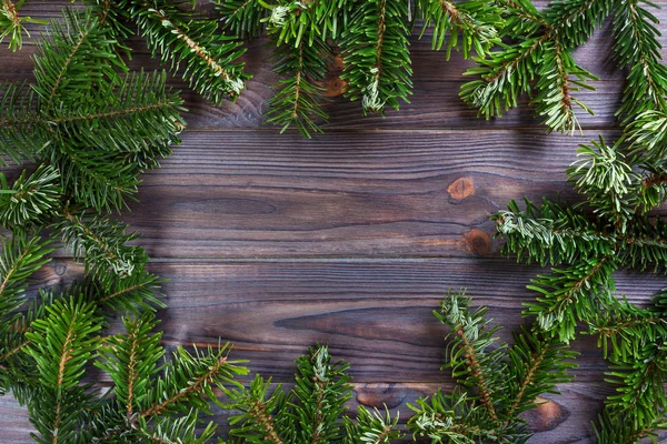 Ronde frame gemaakt van Kerstmis pine tree takken op oude houten plank. Ruimte voor tekst. Bovenaanzicht Stockafbeelding