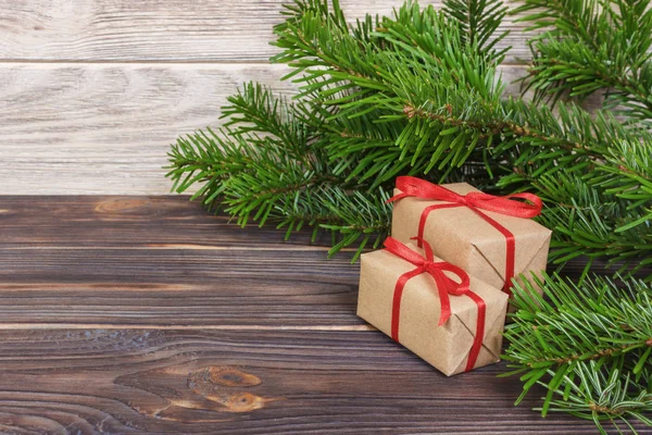 Regalos de Navidad bajo un árbol. Ramas de abeto. Navidad y Feliz Año Nuevo composición —  Fotos de Stock