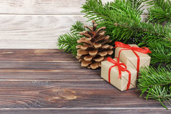 Χριστουγεννιάτικα δώρα κάτω από ένα δέντρο. Κλαδιά έλατου. Χριστούγεννα και Ευτυχισμένο το νέο έτος σύνθεσης — Φωτογραφία Αρχείου