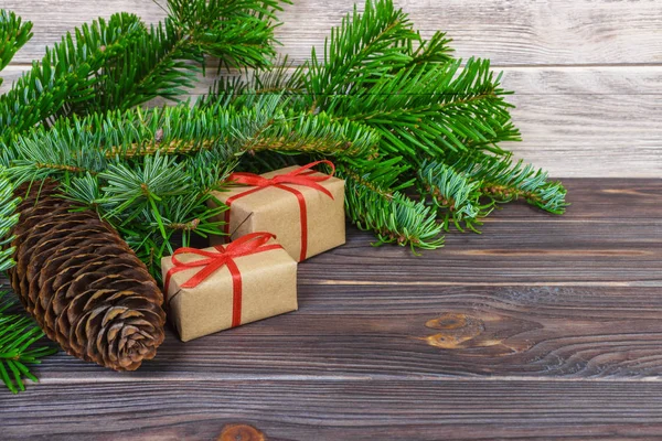 Саморобні загорнуті різдвяні подарунки на дерев'яній поверхні — стокове фото