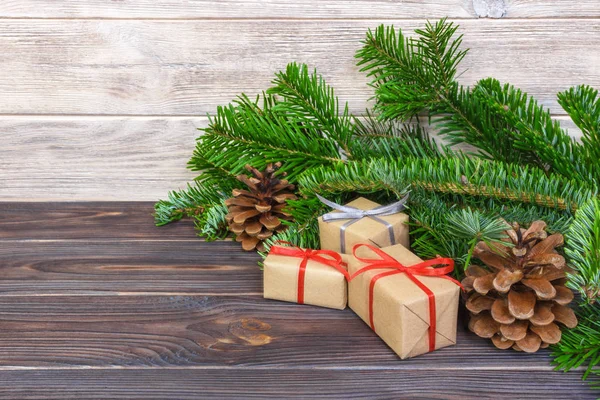 Hausgemachtes verpacktes Weihnachtsgeschenk auf Holzoberfläche — Stockfoto