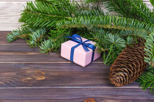 Ramo de árvore de Natal, decorações e caixa de presente na mesa de madeira branca — Fotografia de Stock