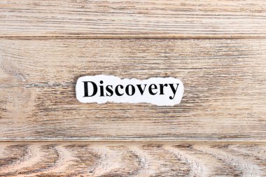 Kağıt üzerinde keşif metin. Kelime Discovery yırtık kağıt üzerinde. Kavram görüntü