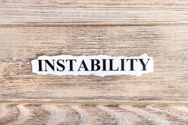 Kağıt üzerinde istikrarsızlık metin. Word istikrarsızlık yırtık kağıt üzerinde. Kavram görüntü