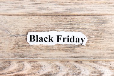 Kağıt üzerinde siyah Cuma metin. Word Black Friday yırtık kağıt üzerinde. Kavram görüntü