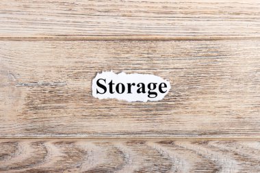 Kağıt üzerinde depolama metin. Word depolama yırtık kağıt üzerinde. Kavram görüntü