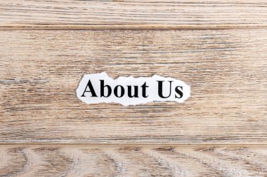 Hakkımızda kağıt üzerinde metin. Word hakkında bize yırtık kağıt üzerinde. Kavram görüntü