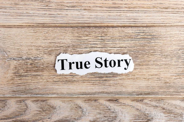Kağıt üzerinde gerçek hikaye metin. Word yırtık kağıt üzerinde gerçek bir hikaye. Kavram görüntü