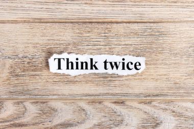 İki kez kağıt üzerinde metin düşünüyorum. Düşünmek iki kere üzerinde yırtık kağıt kelime. Kavram görüntü