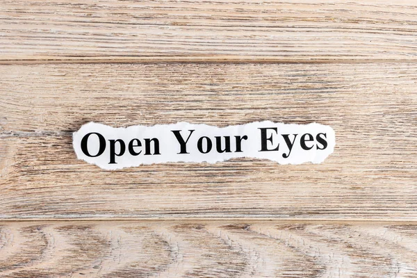 Kağıt üzerinde Open Your Eyes metin. Word Open Your Eyes yırtık kağıt üzerinde. Kavram görüntü