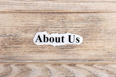 Hakkımızda kağıt üzerinde metin. Word hakkında bize yırtık kağıt üzerinde. Kavram görüntü