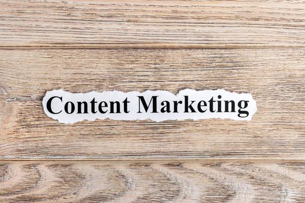Content Marketing Text auf Papier. Word Content Marketing auf zerrissenem Papier. Konzeptbild — Stockfoto