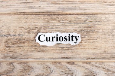 kağıt üzerinde merak metin. Yırtık kağıt Word merakı. Kavram görüntü