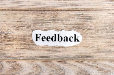 kağıt üzerinde geri bildirim metin. Word geribildirim yırtık kağıt üzerinde. Kavram görüntü