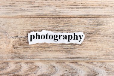 Kağıt üzerinde fotoğraf metin. Yırtık kağıt üzerinde kelime fotoğrafçılık. Kavram görüntü