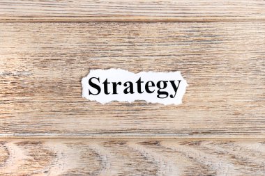 kağıt üzerinde strateji metin. Kelime strateji yırtık kağıt üzerinde. Kavram görüntü