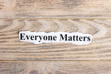 Herkes kağıt üzerinde mesaj atar. 