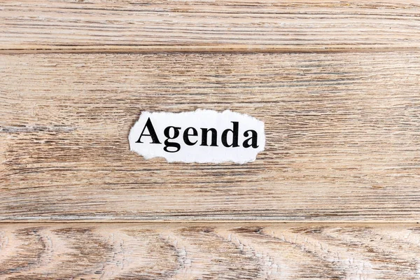 AGENDA testo su carta. Parola AGENDA su carta stracciata. Concetto Immagine — Foto Stock