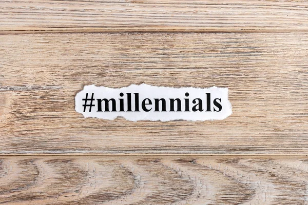 Kağıt üzerinde Millennials metin. Word Millennials yırtık kağıt üzerinde. Kavram görüntü