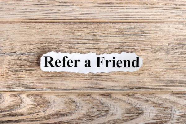 Refer A Friend text na papíře. Slovo odkaz A přítele na roztrhaný papír. Koncept obrázek — Stock fotografie