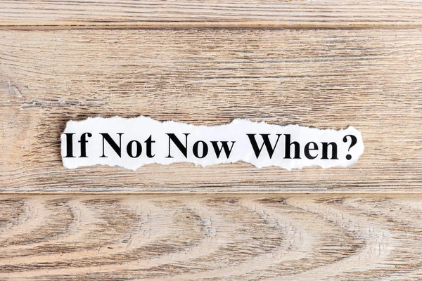 Şimdi değilse ne zaman kağıt üzerinde metin. Şimdi değilse word yırtık kağıt üzerinde ne zaman. Kavram görüntü