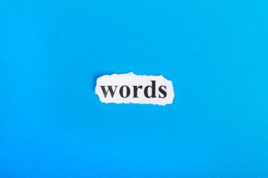 Kağıt üzerinde kelime metin. Kelime kelime yırtık kağıt üstünde. Kavram görüntü