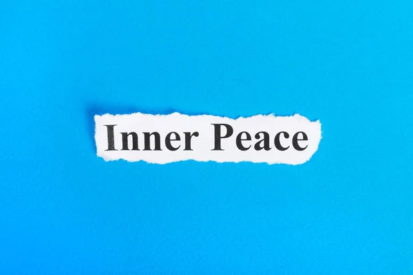 Texto de Paz Interior en papel. Palabra Paz Interior sobre papel roto. Imagen conceptual — Foto de Stock