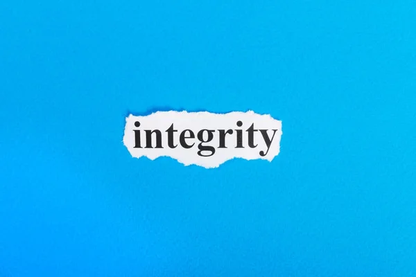 Integriteit tekst op papier. Word integriteit op gescheurd papier. Afbeelding van het concept — Stockfoto