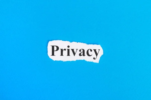 Testo sulla privacy su carta. Parola Privacy su carta strappata. Concetto Immagine — Foto Stock