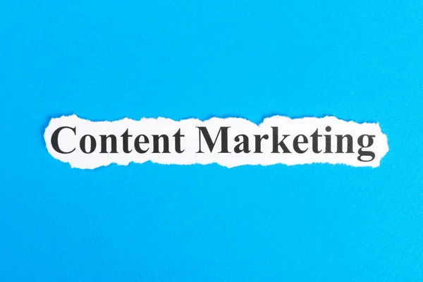 Περιεχόμενο Κείμενο μάρκετινγκ σε χαρτί. Word Content Marketing σε σκισμένο χαρτί. Εικόνα έννοιας — Φωτογραφία Αρχείου