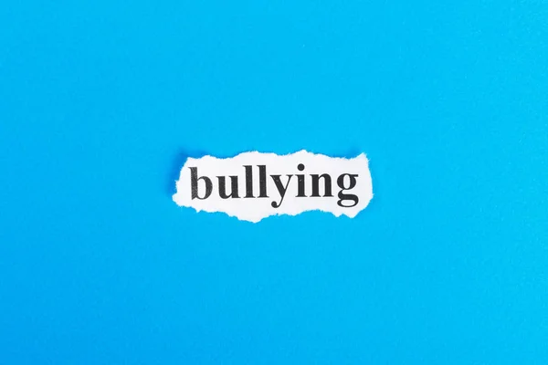 Texto de bullying no papel. Palavra de bullying em papel rasgado. Imagem de conceito — Fotografia de Stock