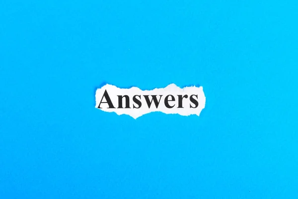 Απαντήσεις σε κείμενο σε χαρτί. Λέξη απαντήσεις σχετικά με σκισμένο χαρτί. Έννοια εικόνας — Φωτογραφία Αρχείου