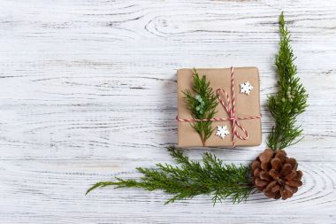 Noel kompozisyon. Noel hediyesi, örgü battaniye, çam kozalakları, çam dalları ahşap beyaz zemin üzerinde. Düz yatıyordu, en iyi görünümü