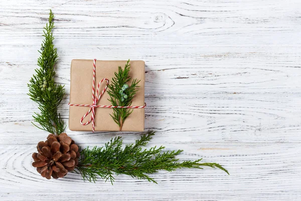 Kahverengi kağıt üzerinde şık Noel hediye kutusu görüntüler