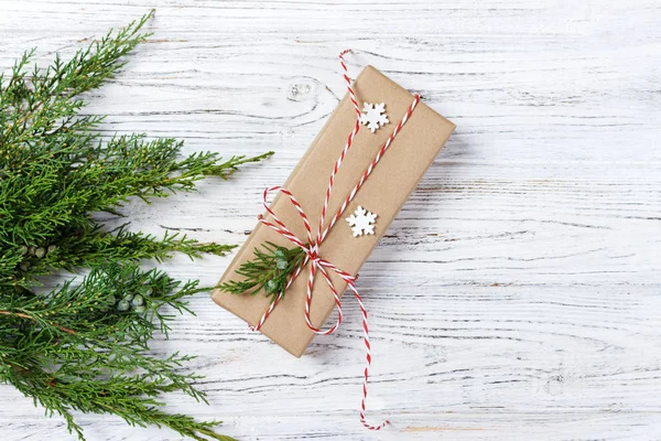 Класична різдвяна подарункова коробка подарунки на коричневому папері — стокове фото