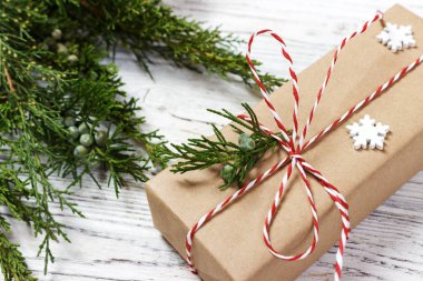Kahverengi kağıt üzerinde şık Noel hediye kutusu görüntüler