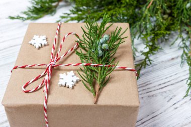 Kahverengi kağıt üzerinde şık Noel hediye kutusu görüntüler