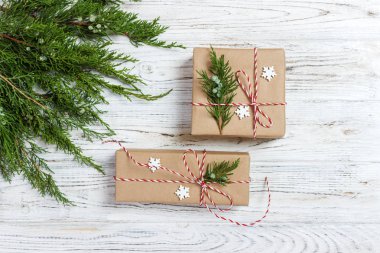 Arka plan, Noel ve yeni yıl yapılmış düz kompozisyon Xmas süslemeleri ve çam dalları