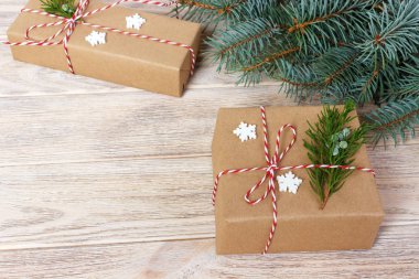 Arka plan, Noel ve yeni yıl yapılmış düz kompozisyon Xmas süslemeleri ve çam dalları