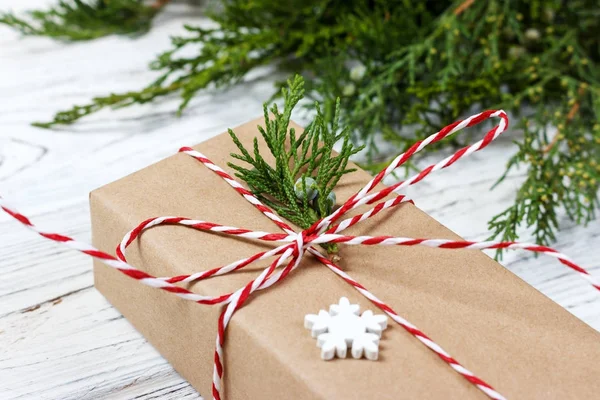 Caixa de presentes de Natal elegante apresenta em papel marrom — Fotografia de Stock