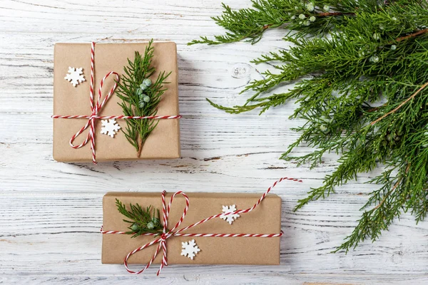Natale o Capodanno sfondo, composizione semplice fatta di decorazioni natalizie e rami di abete, laici piatti — Foto Stock