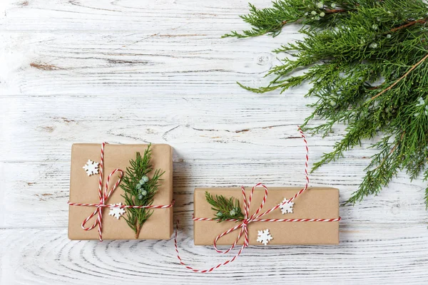 Подарки на рождественские подарки на коричневой бумаге — стоковое фото