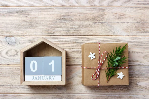 Kalendář s datum a dárkové krabice na barvu pozadí. Vánoční koncept — Stock fotografie