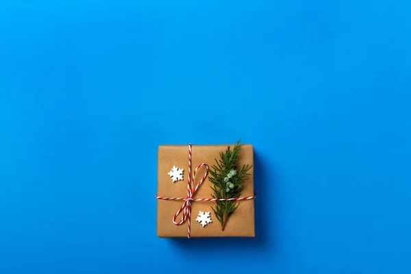 Presentes de Natal ou Ano Novo e brinquedos de Natal em um fundo azul. Espaço de cópia, vista superior — Fotografia de Stock