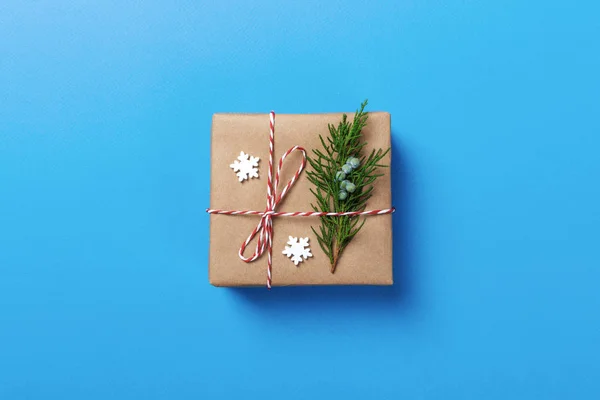 Weihnachts- oder Neujahrsgeschenke und Weihnachtsspielzeug auf blauem Hintergrund — Stockfoto
