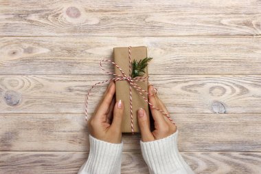 Kadınlar klasik yay hediye için bağlar. Noel hediye kutusu dekorasyon kadının elleri