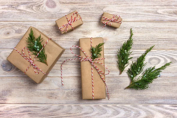 Elegante caja de regalos de Navidad regalos en papel marrón — Foto de Stock