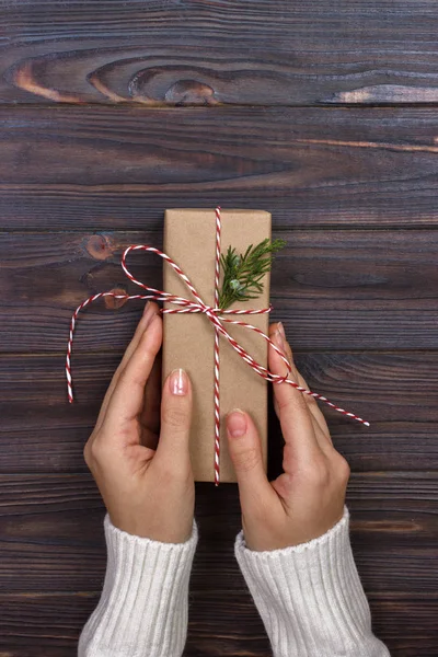 Vrouw met een doos van de gift in een gebaar van geven — Stockfoto