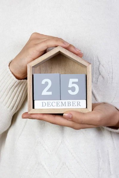25. prosince v kalendáři. Ta dívka drží dřevěný kalendář. Svátek, den sv. — Stock fotografie