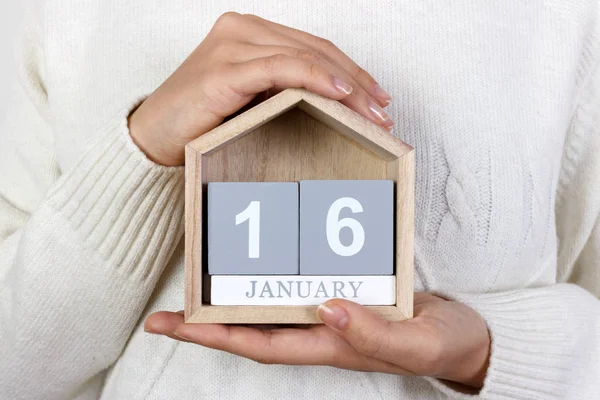 16 de enero en el calendario. la chica sostiene un calendario de madera. El Día de los Beatles — Foto de Stock